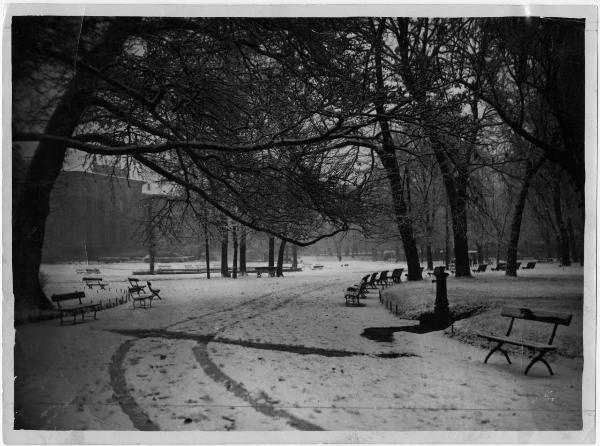 Milano - Giardini pubblici- veduta dei viali con la neve// panchine in legno- fontanella