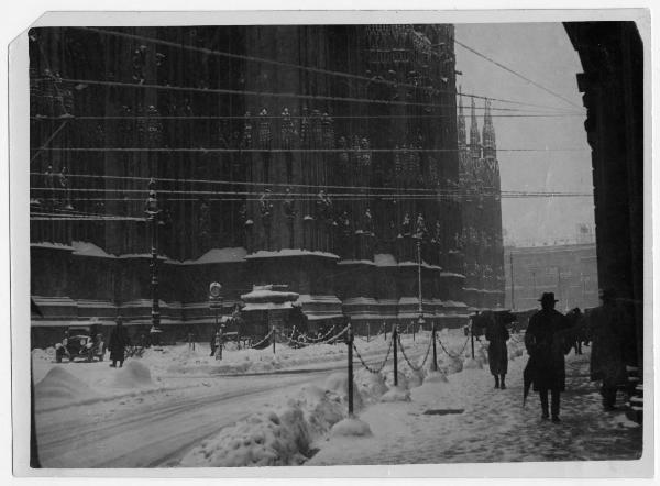 Milano - corso Vittorio Emanuele II- il corso sotto la neve- visibile Duomo // Persone- edicola- orologio- automobile