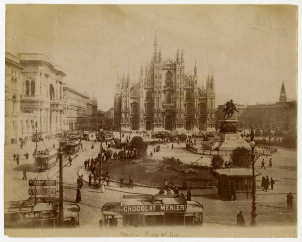 Milano - piazza del Duomo- veduta panoramica della piazza- carosello dei tram// passanti