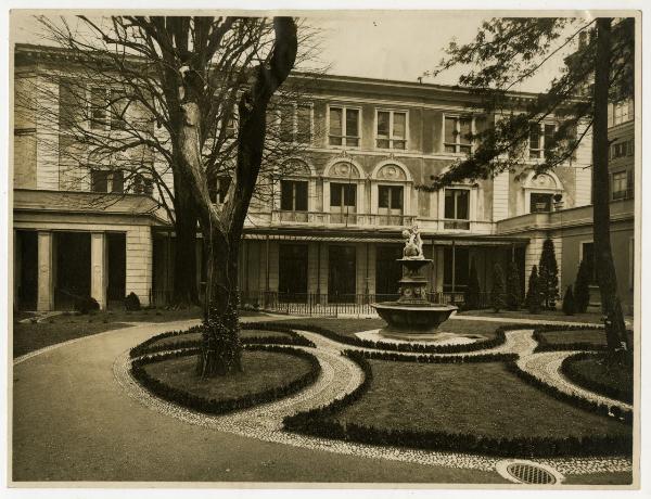 Milano - via Monte di Pietà 10 - Civica Esattoria - giardino interno