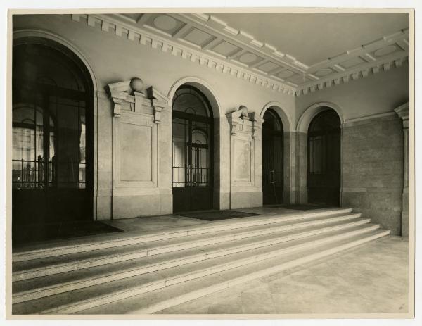 Milano Via Rastrelli- palazzo degli Uffici Comunali- l'ingresso verso via Larga