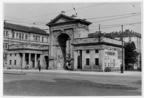 Milano - Porta Nuova - piazzale  Principessa Clotilde - Arco con caselli daziari - vista in direzione della Scuola Primaria Statale “Bastioni di Porta Nuova – Alberto Da Giussano" - passanti