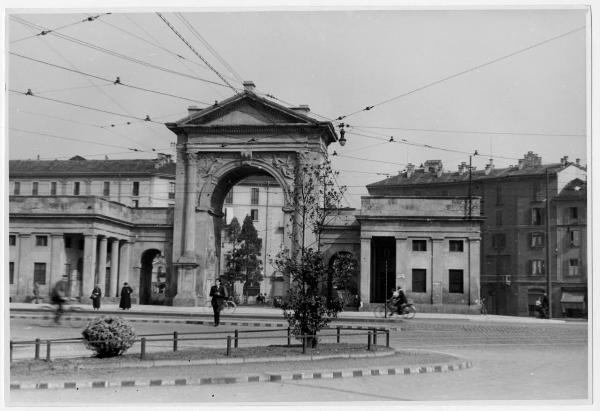 Milano - Porta Nuova - piazzale  Principessa Clotilde - Arco con caselli daziari - vista in direzione via Amerigo Vespucci  - passanti - ciclisti