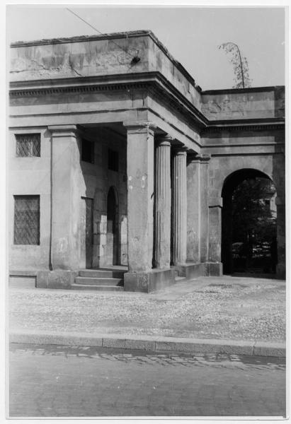 Milano - Porta Nuova - piazzale  Principessa Clotilde - Arco con caselli daziari - particolare casello sinistro - porticato