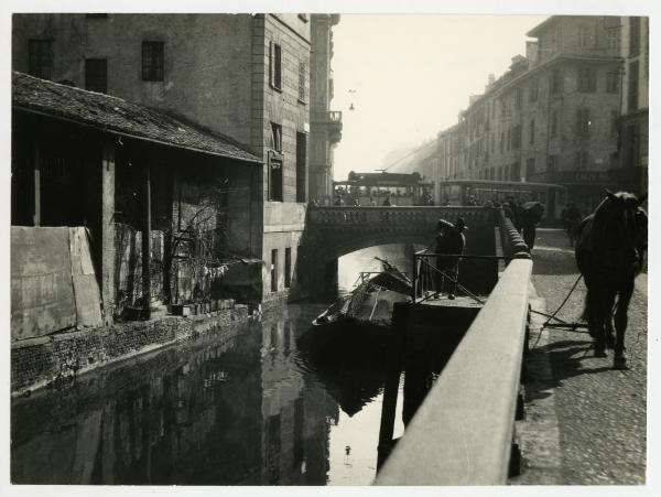 Milano - via De Amicis - ponte di Porta Ticinese - Naviglio - sostra