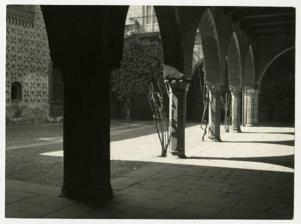 Milano - Piazza Borromeo - Palazzo Borromeo - cortile interno - colonnato