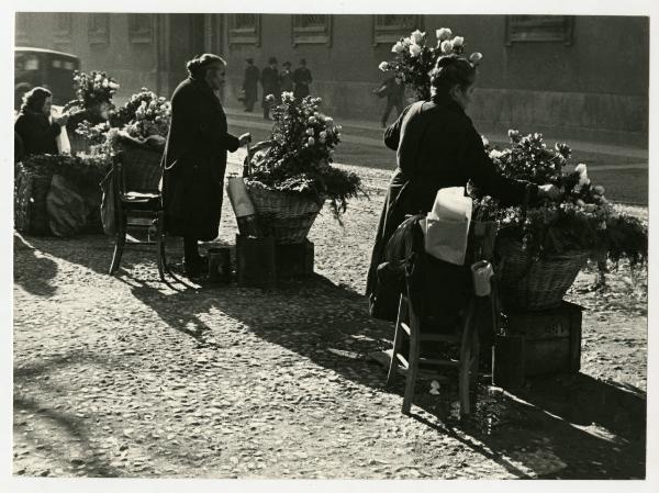 Milano - piazza Fontana - fioraie