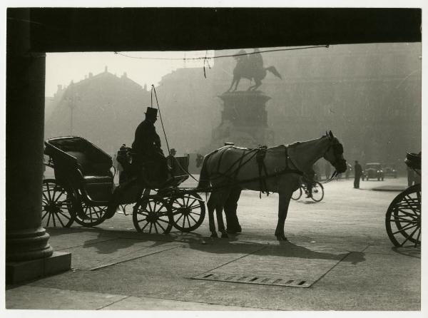 Milano - piazza Duomo - vetture a cavallo