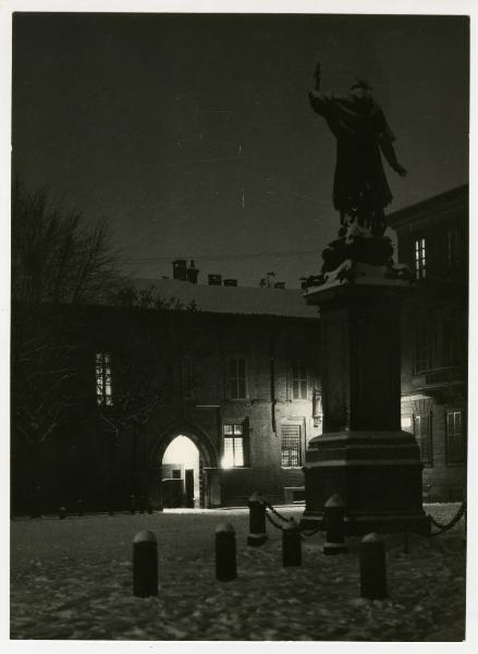 Milano - piazza Borromeo - Palazzo Borromeo - monumento a San Carlo Borromeo - notte