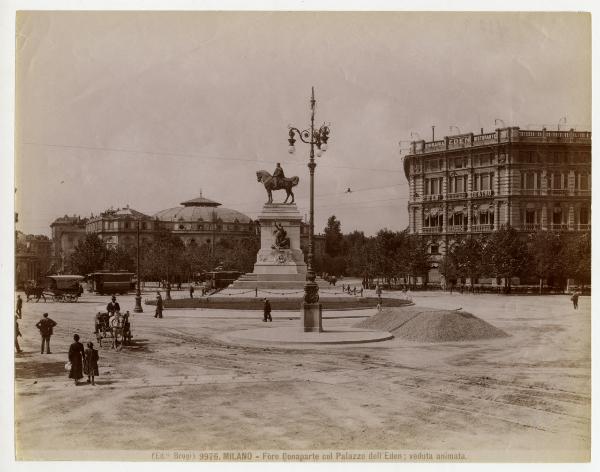 Milano - Foro Bonaparte- monumento a Garibaldi- Palazzo dell'Eden // veduta animata- tram- carrozze