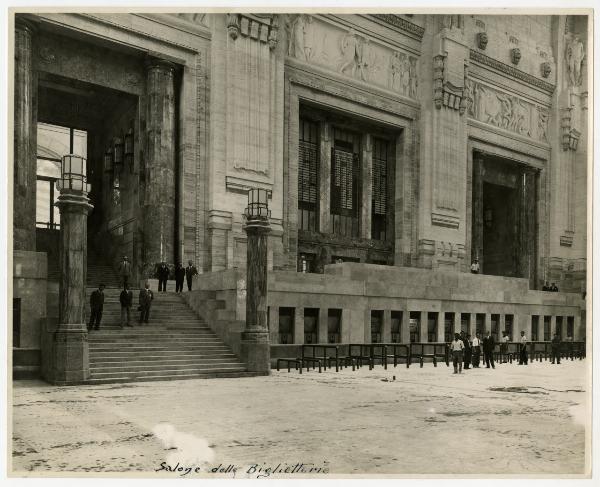 Milano - Stazione Centrale - salone delle biglietterie - scalinata