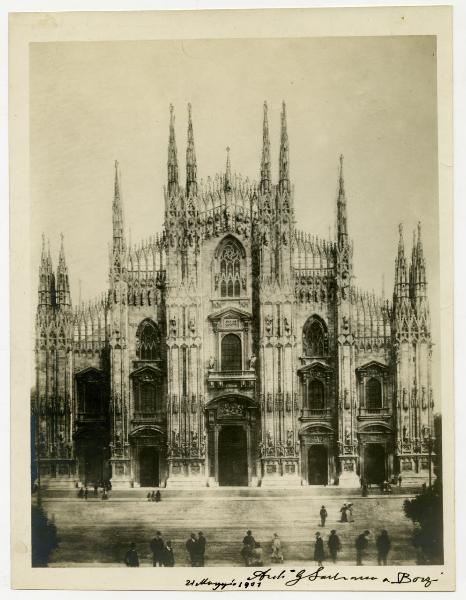 Milano - piazza Duomo- Duomo- veduta della facciata- passanti