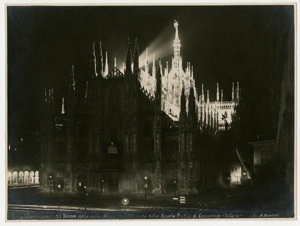 Milano - Piazza Duomo - Duomo - Facciata - Madonnina e guglie Illuminate