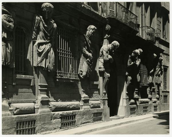 Milano - via degli Omenoni - Casa degli Omenoni - portone d'ingresso