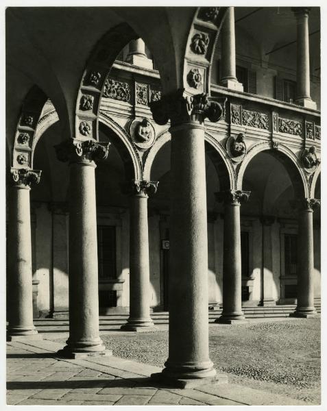 Milano - Università degli Studi già Ospedale Maggiore - particolare del colonnato del cortile centrale