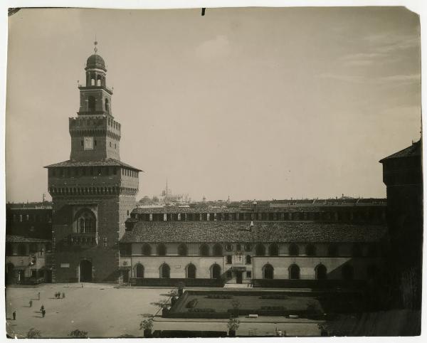 Milano - Castello Sforzesco - Piazza d'Armi - fianco sud-ovest della cortina interna e Torre del Filarete - Duomo e cupola della Galleria Vittorio Emanuele II sullo sfondo, persone