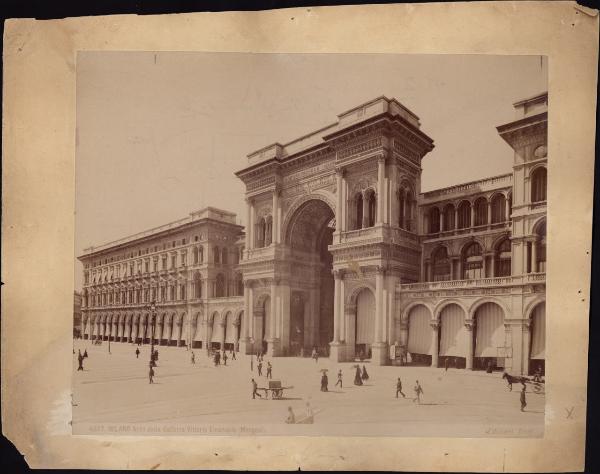 Milano -Galleria Vittorio Emanuele II - Arco d'ingresso alla Galleria Vittorio Emanuele opera del Mengoni // Portici settentrionali, carrozza, persone, carretto