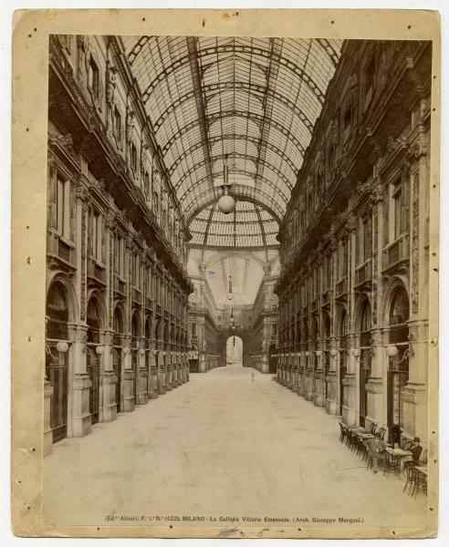 Milano - interno della Galleria Vittorio Emanuele // tavolini fuori dal bar "Biffi", persone