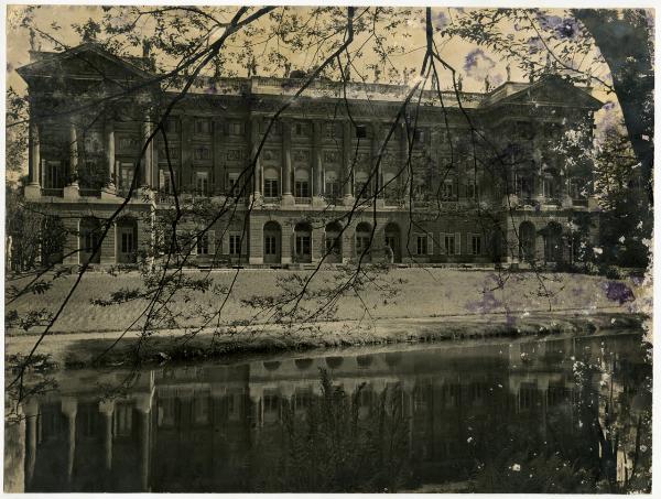 Milano - via Palestro- Villa Reale- esterno- veduta del fronte verso il giardino con laghetto