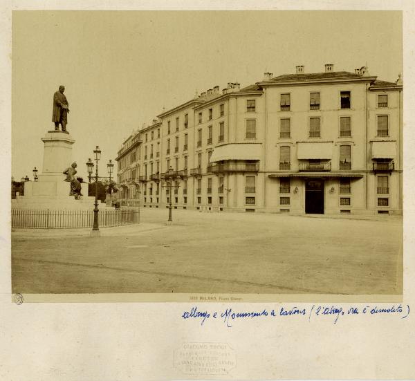 Milano - piazza Cavour - monumento a Cavour e Hotel Cavour (ora demolito)