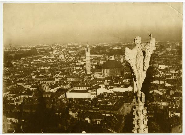 Milano - veduta panoramica dall'alto del Duomo // Chiesa di San Carlo al Corso, Corso Vittorio Emanuele II, sullo sfondo