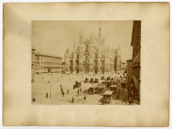 Milano - piazza Duomo - veduta panoramica // portici meridionali a destra, Galleria Vittorio Emanuele II