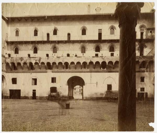 Milano - Castello Sforzesco- cortile- veduta // uomini e militare su balconata- carro