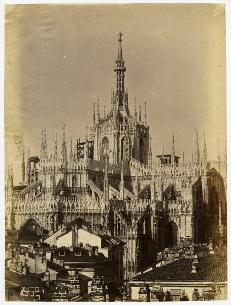 Milano - Duomo- esterno- veduta del lato lungo via Arcivescovado- tetti abitazioni