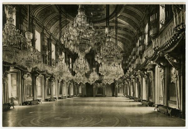 Milano - Palazzo Reale- interno- Sala delle Cariatidi// lampadari in cristallo con candele- sedute con puff