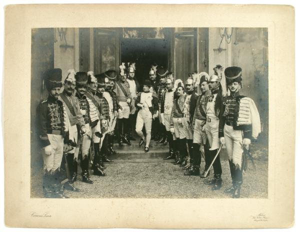 Milano - Società del Giardino - ritratto di gruppo di persone in costume da Napoleone e ufficiali napoleonici alla festa della Società del giardino