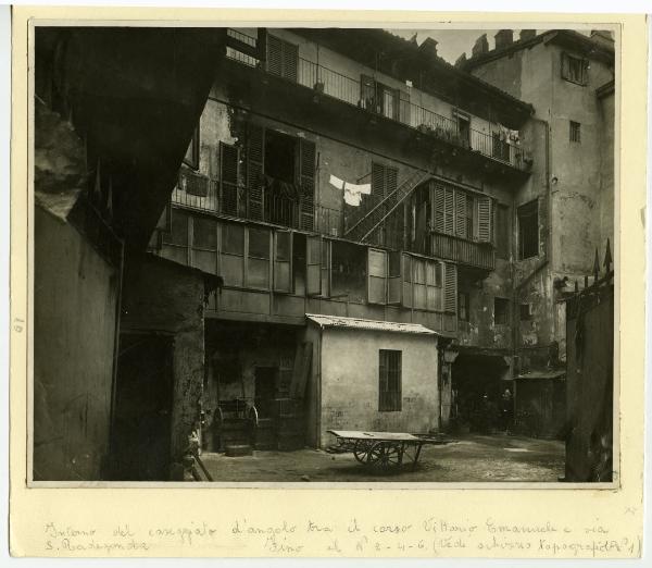 Milano - Caseggiato di via di Santa Radegonda - Cortile interno