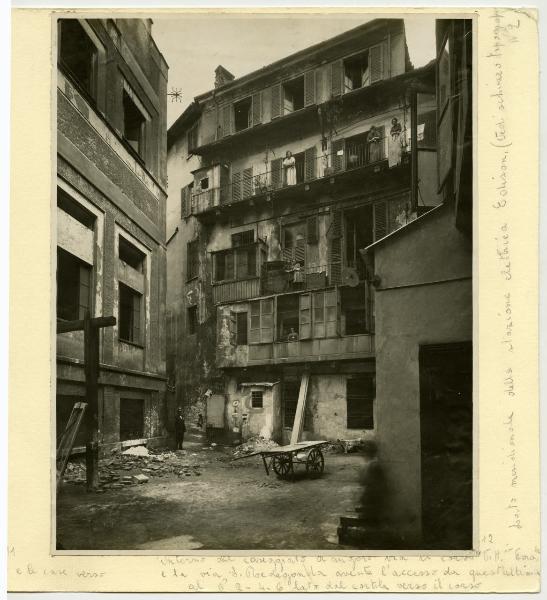 Milano - Centrale elettrica Edison - Caseggiato - Persone alle finestre