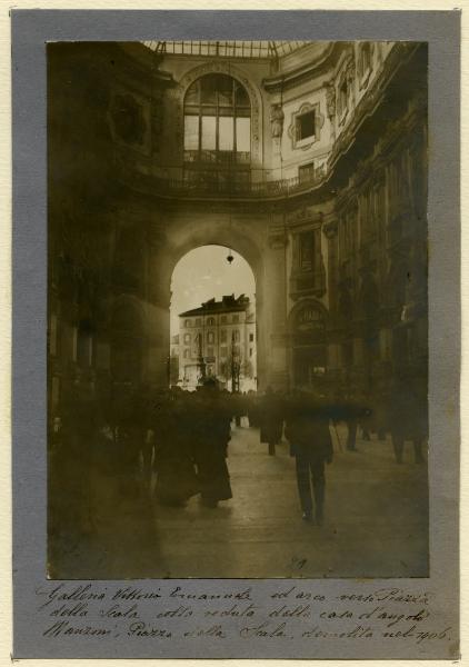 Milano - Galleria Vittorio Emanuele - Piazza della Scala - Monumento a Leonardo da Vinci - Casa Manzoni