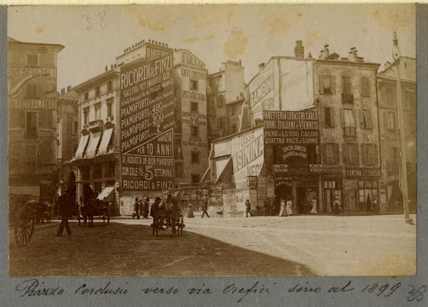 Milano - Piazza Cordusio - Insegne pubblicitarie - Carretti