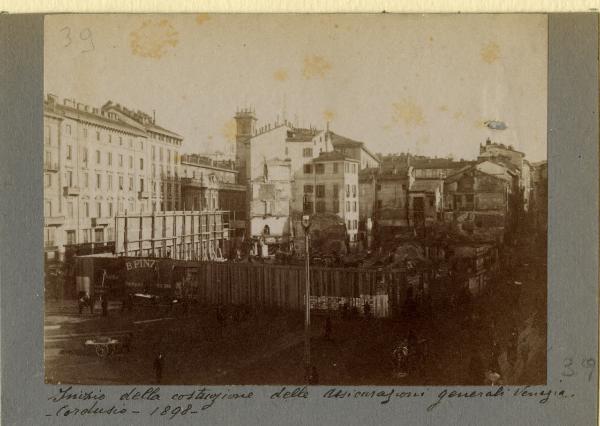 Milano - Piazza Cordusio - Cantiere per la costruzione delle Assicurazioni Generali Venezia