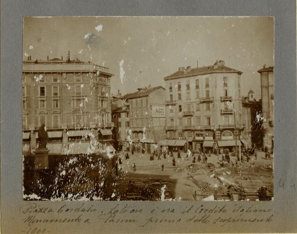 Milano - Piazza Cordusio - Monumento a Giuseppe Parini