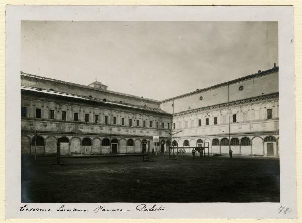 Milano - Via Ancona - Caserma Luciano Manara - Cortile interno