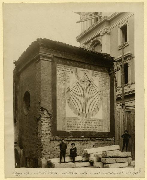 Milano - Via S. Vittore al Teatro - Cappella - Meridiana