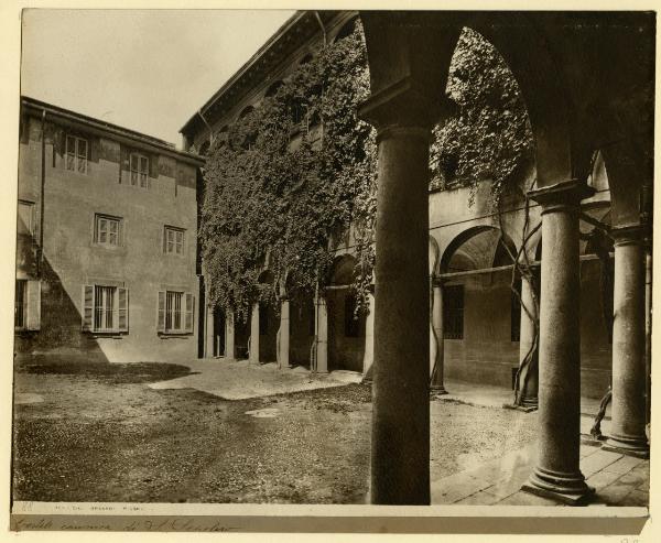 Milano - Chiesa di San Sepolcro - Canonica - Cortile