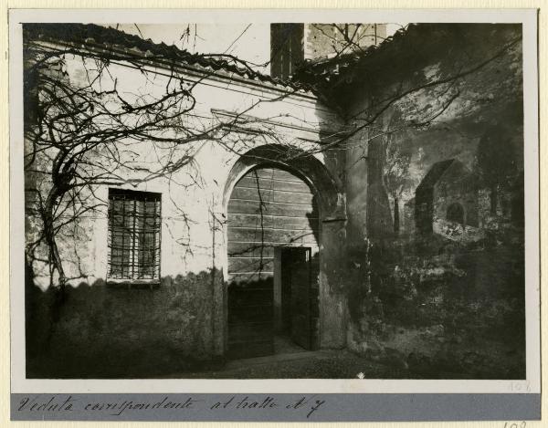 Milano - Piazza S. Ambrogio - Canonica - Edifici - Cortile interno