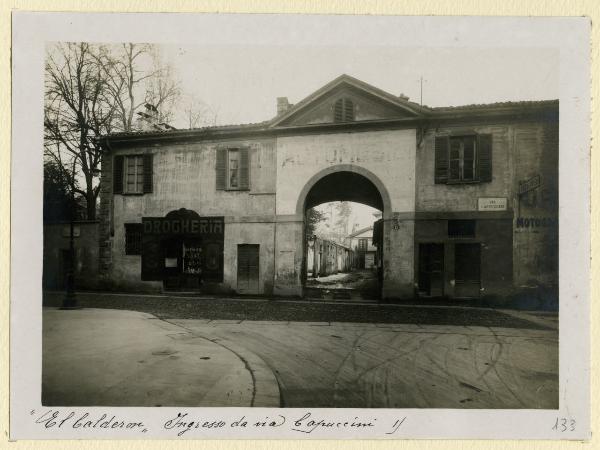 Milano - Via Cappuccini - "El Calderon" - Ingresso ad arco