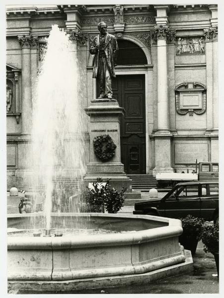 Milano - Piazza San Fedele - fontana - monumento ad Alessandro Manzoni - Chiesa di San Fedele