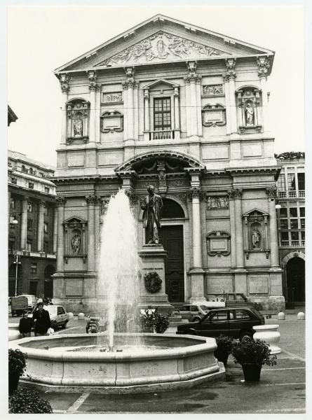 Milano - Piazza San Fedele - fontana - monumento ad Alessandro Manzoni - Chiesa di San Fedele