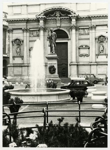 Milano - Piazza San Fedele - fontana - monumento ad Alessandro Manzoni - Chiesa di San Fedele