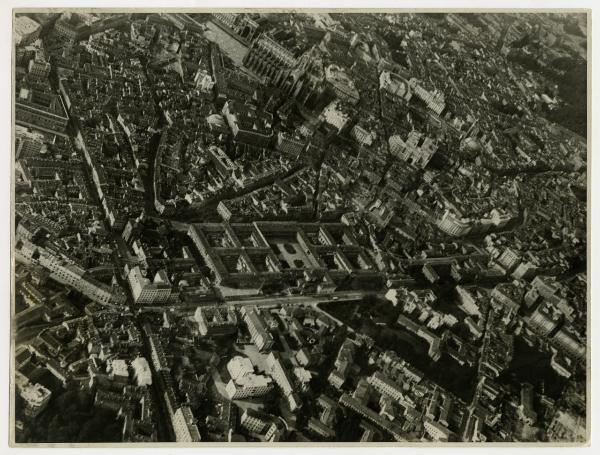 Milano - Veduta aerea - Piazza del Duomo e area circostante in direzione sud-est