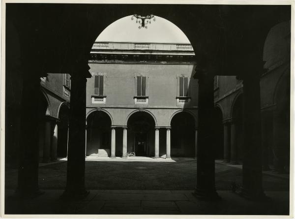 Milano - via Durini 24 - Palazzo Durini Caproni di Talideo - cortile interno