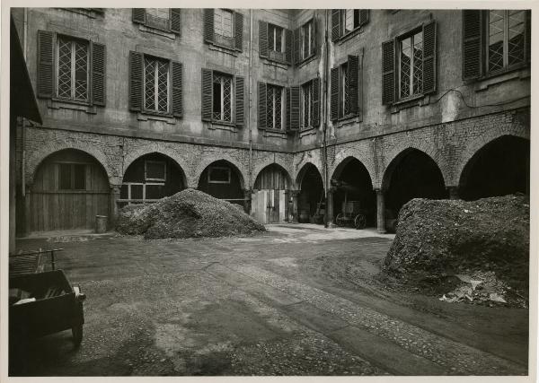 Milano - Palazzo Trivulzio - cortile interno