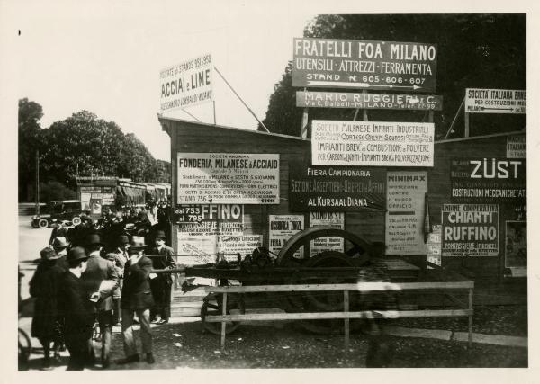 Milano - Fiera Campionaria - reparto macchine - cartelli segnalatori