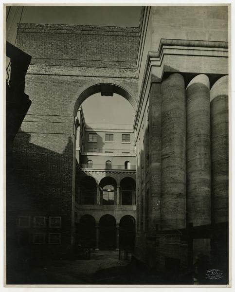 Milano - Palazzo della Borsa - Palazzo Mezzanotte - ingresso laterale