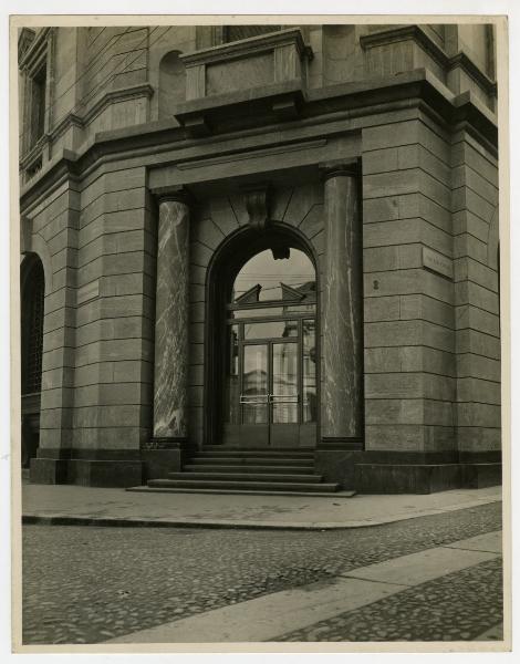 Milano - Palazzo della Banca Popolare - ingresso